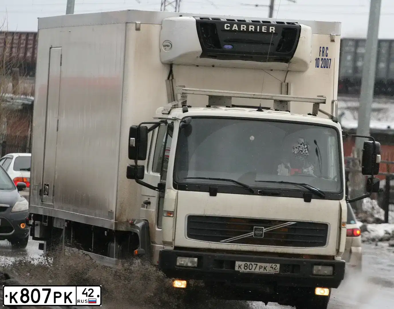 Фото автомобиля VOLVO SERIE FL /4X2/, 2001 — госномер М570АУ04. Цвет: БЕЛЫЙ
