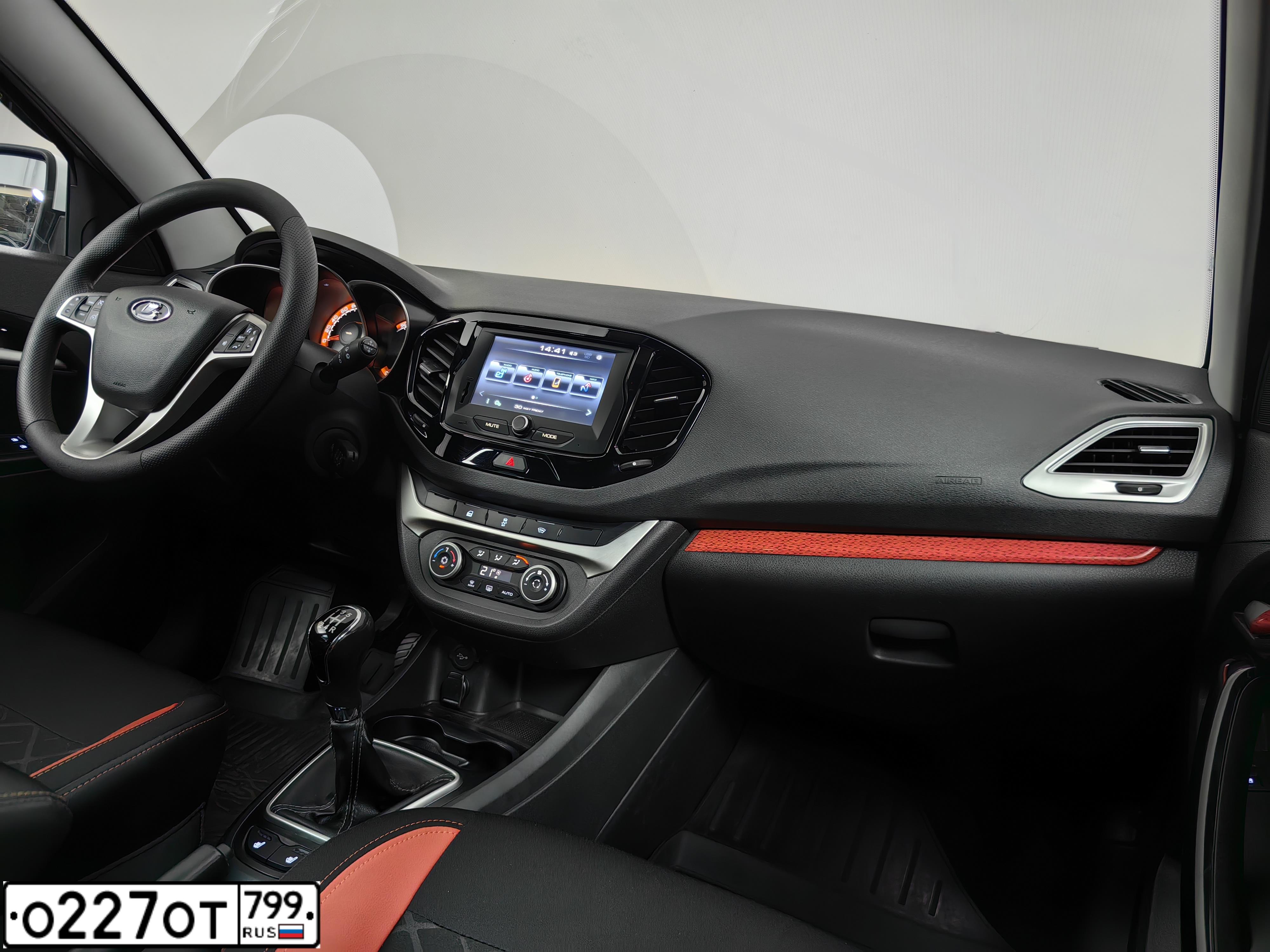 Фото автомобиля LADA VESTA, 2019 — госномер О227ОТ799. Цвет: БЕЛЫЙ
