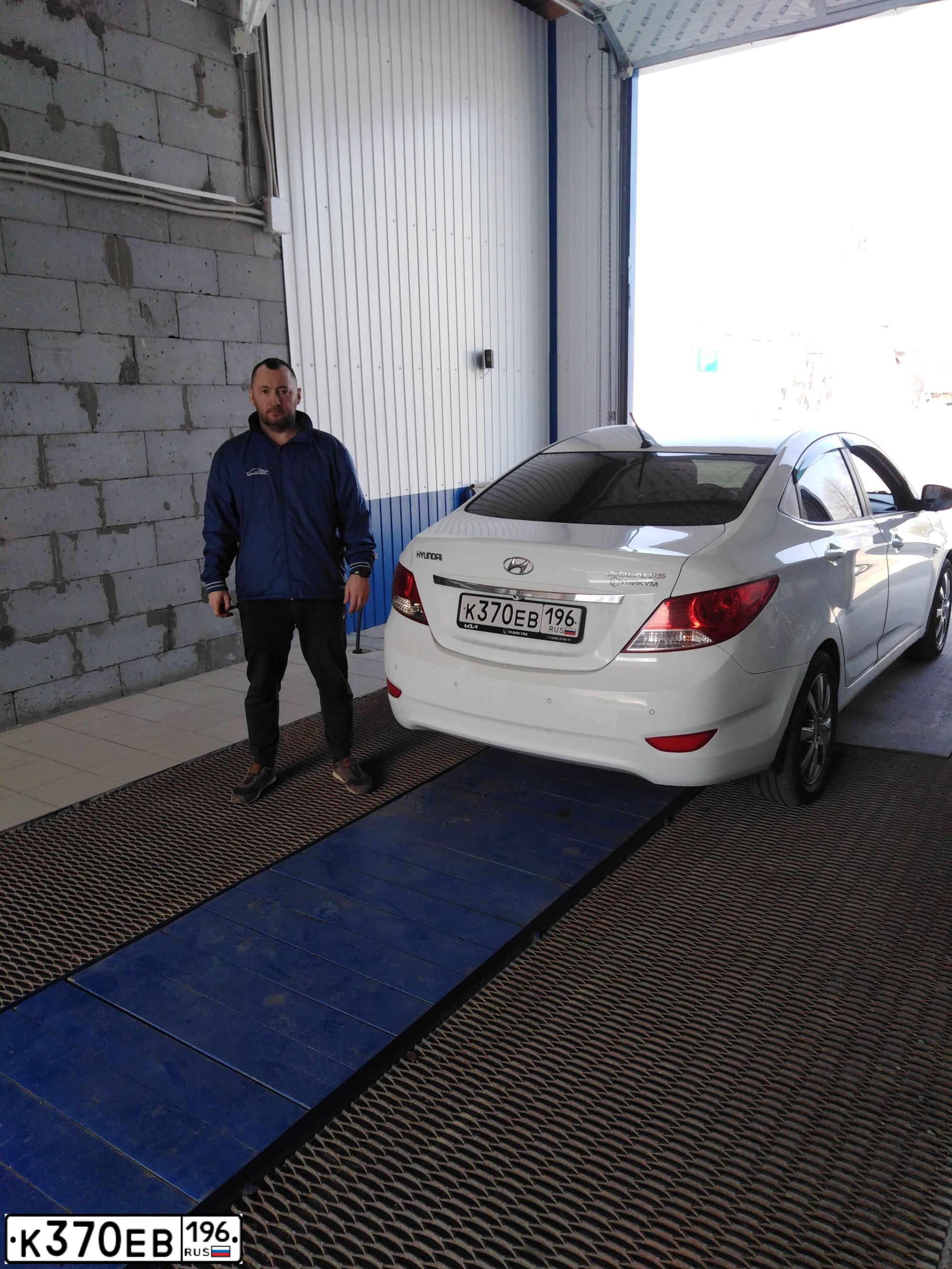 Фото автомобиля HYUNDAI SOLARIS, 2012 — госномер С773НТ196. Цвет: Белый
