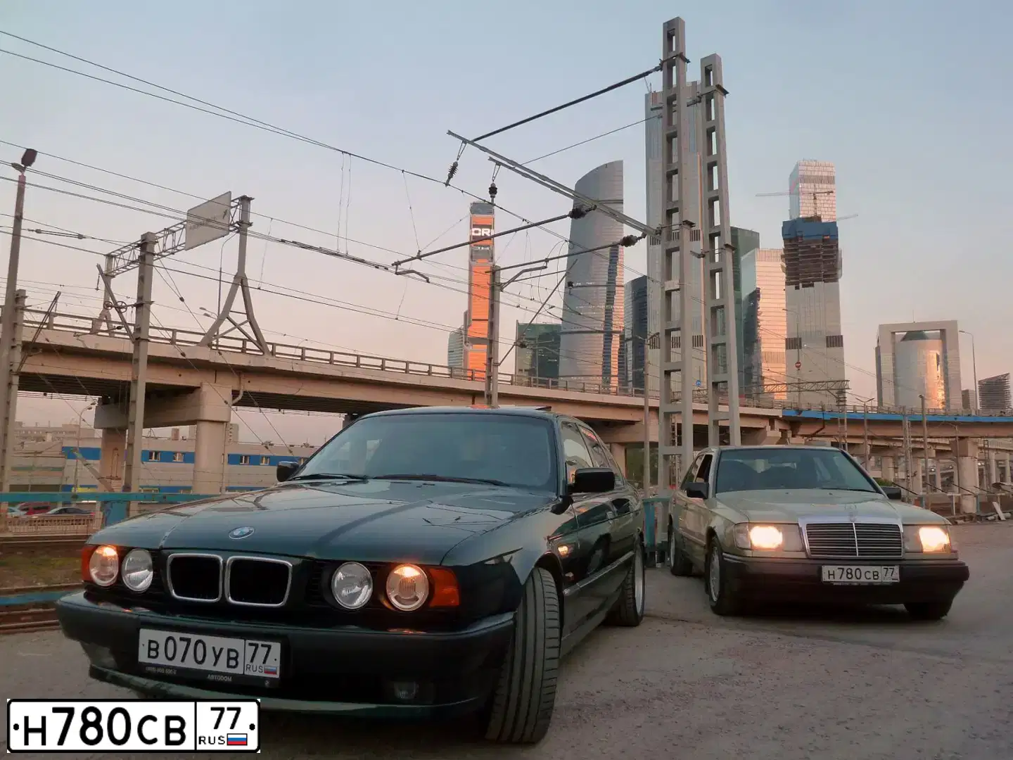 Фото автомобиля MERCEDES E-KLASSE, 1986 — госномер Н780СВ77. Цвет: СВЕТЛО-ЗЕЛЕНЫЙ