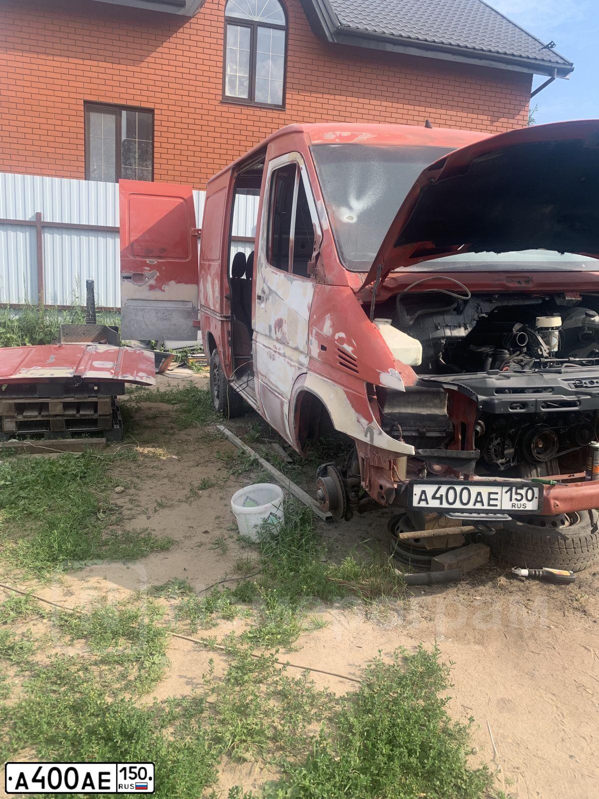 Фото автомобиля MERCEDES SPRINTER, 2001 — госномер А400АЕ150. Цвет: Красный
