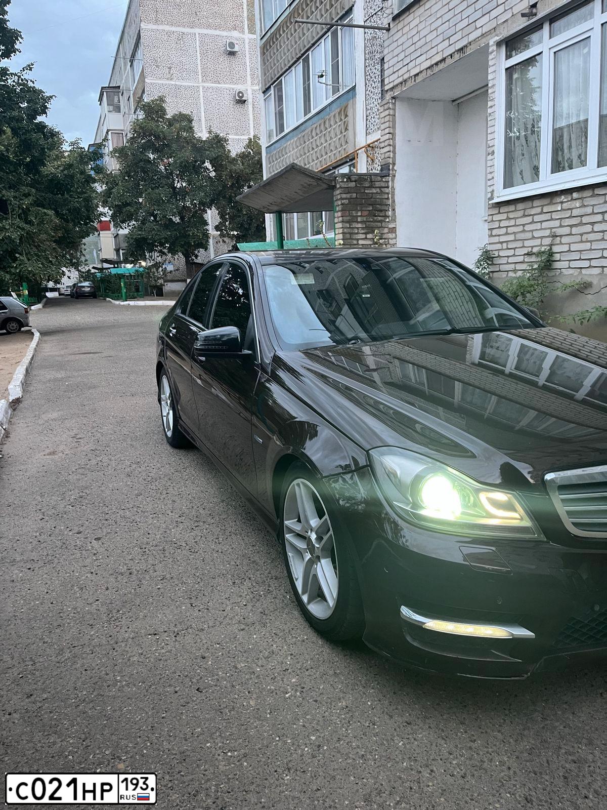 Фото автомобиля MERCEDES C-KLASSE, 2012 — госномер С021НР193. Цвет: Коричневый