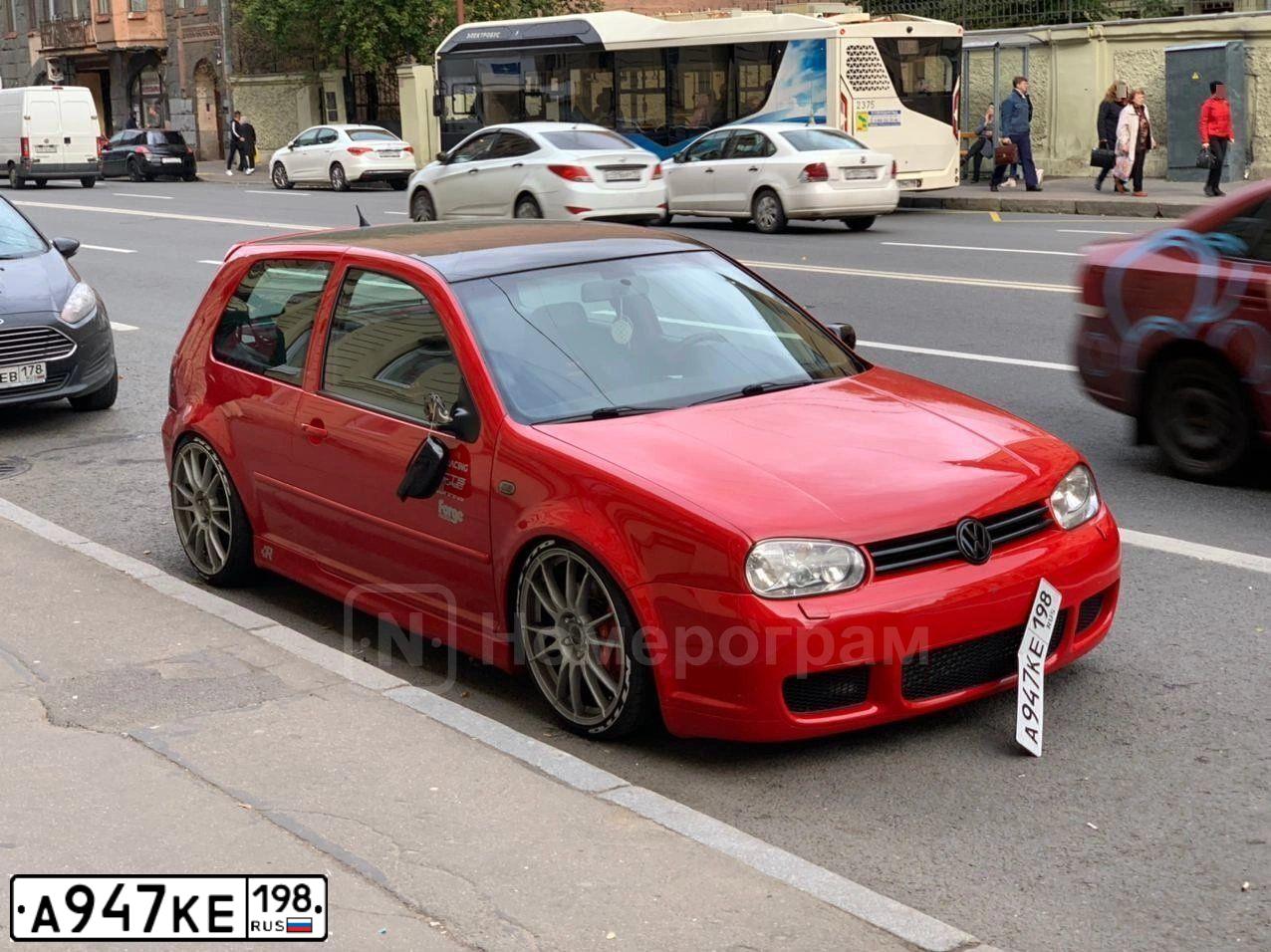 Фото автомобиля VOLKSWAGEN GOLF, 2002 — госномер Е658УО790. Цвет: Красный