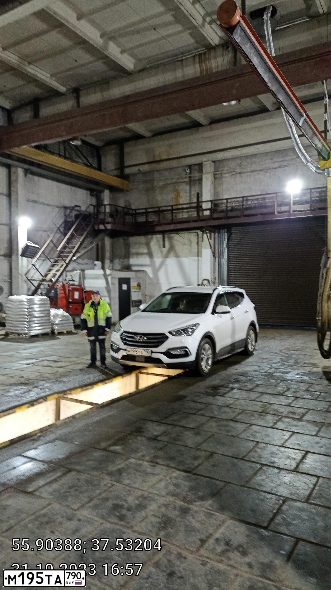 Фото автомобиля HYUNDAI I SANTA FE, 2016 — госномер С234ХР777. Цвет: Белый