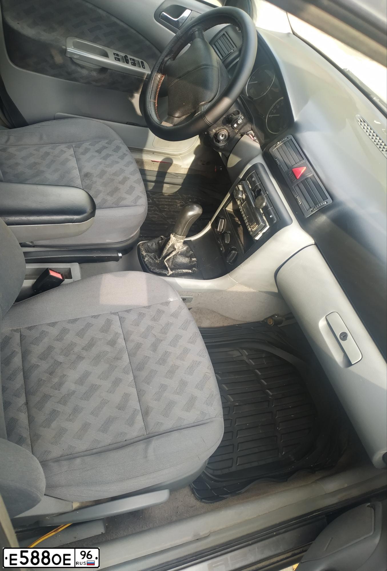 Фото автомобиля SKODA OCTAVIA, 2000 — госномер Е588ОЕ96. Цвет: ЗЕЛЕНЫЙ