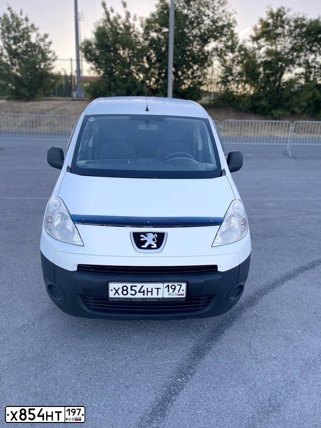 Фото автомобиля PEUGEOT PARTNER, 2011 — госномер Х854НТ197. Цвет: БЕЛЫЙ