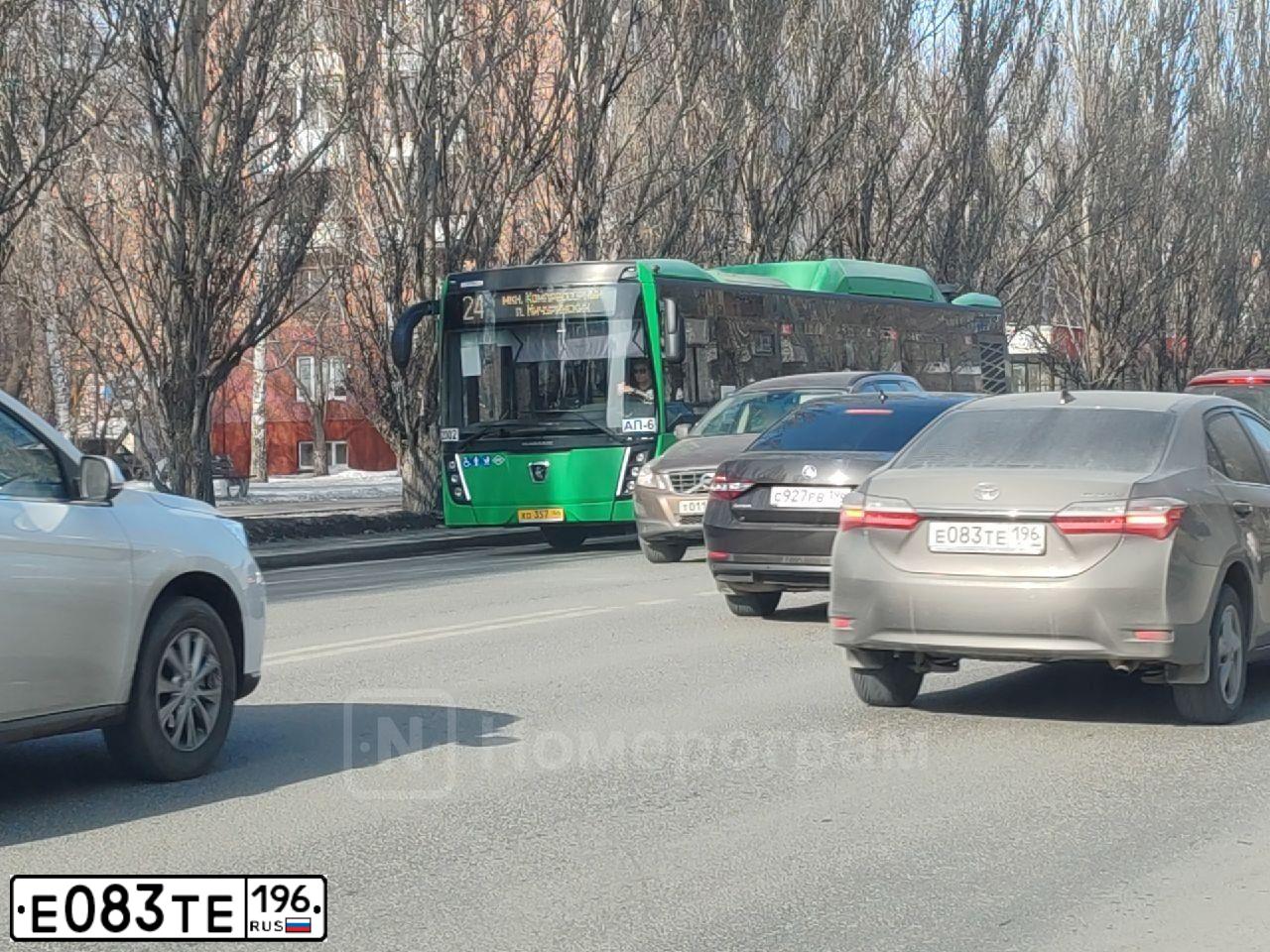 Фото автомобиля TOYOTA COROLLA, 2017 — госномер Е083ТЕ196. Цвет: ТЕМНО-СЕРЫЙ