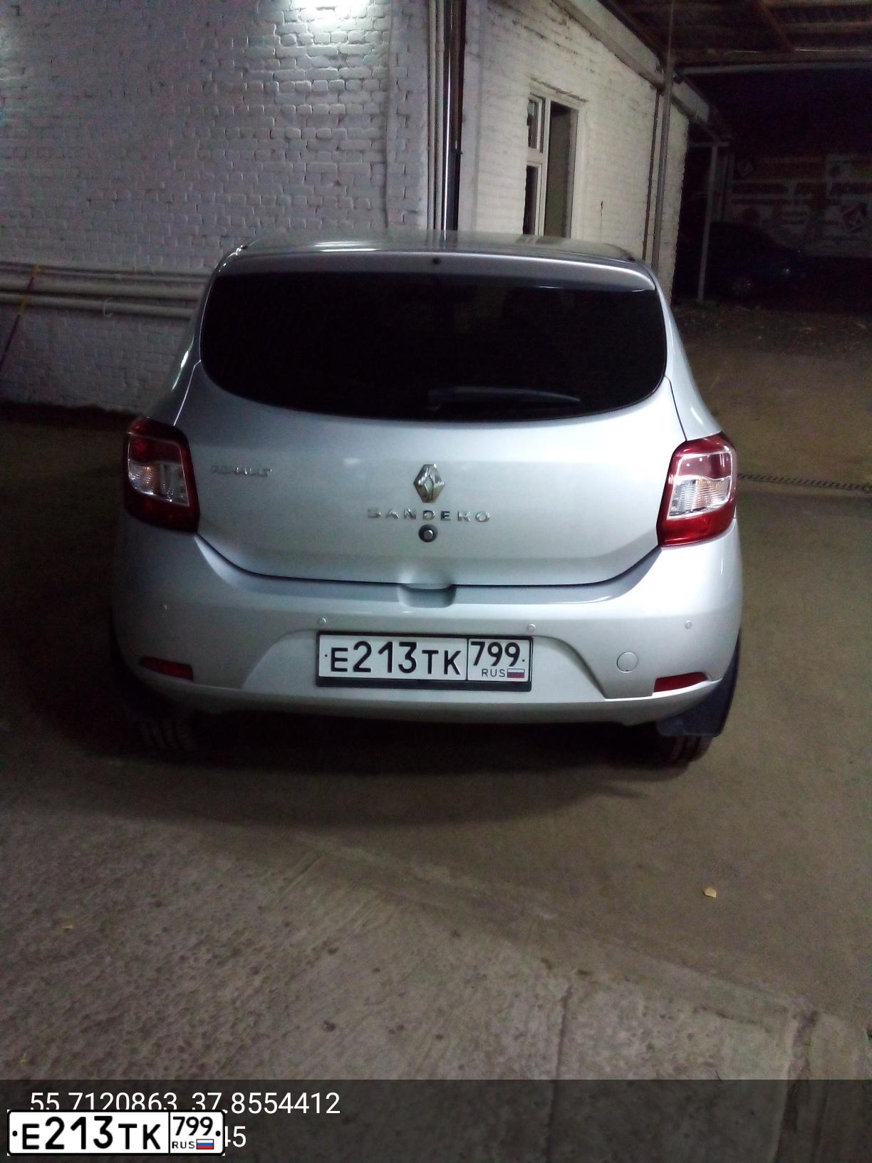 Фото автомобиля RENAULT SANDERO, 2015 — госномер У082РР799. Цвет: СВЕТЛО-СЕРЫЙ
