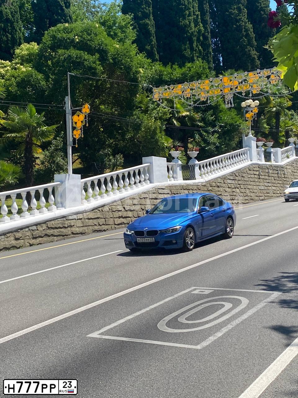 Фото автомобиля BMW SERIE 3, 2018 — госномер М202МХ150. Цвет: синий