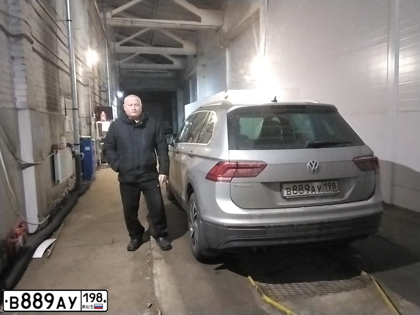 Фото автомобиля VOLKSWAGEN TIGUAN, 2018 — госномер В889АУ198. Цвет: СЕРЕБРИСТЫЙ
