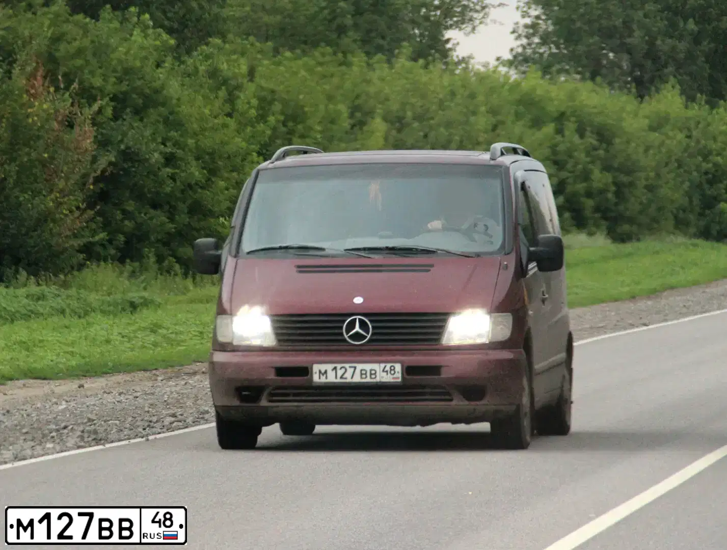 Фото автомобиля MERCEDES VITO, 1998 — госномер М127ВВ48. Цвет: ВИШНЕВЫЙ