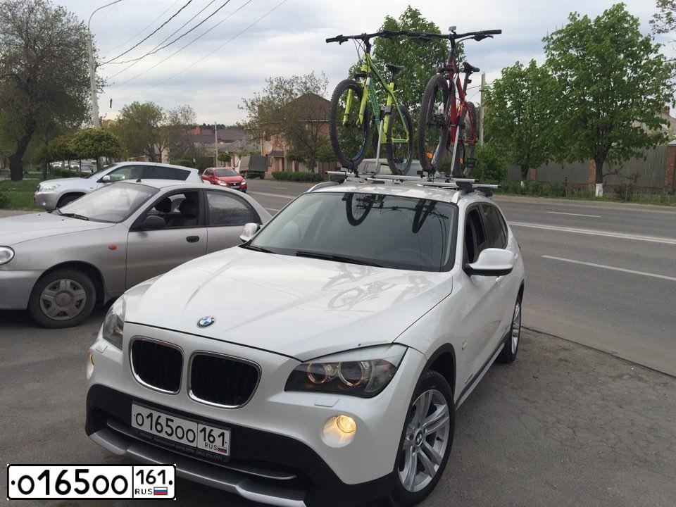 Фото автомобиля BMW X1, 2010 — госномер О165ОО161. Цвет: БЕЛЫЙ МЕТАЛЛИК