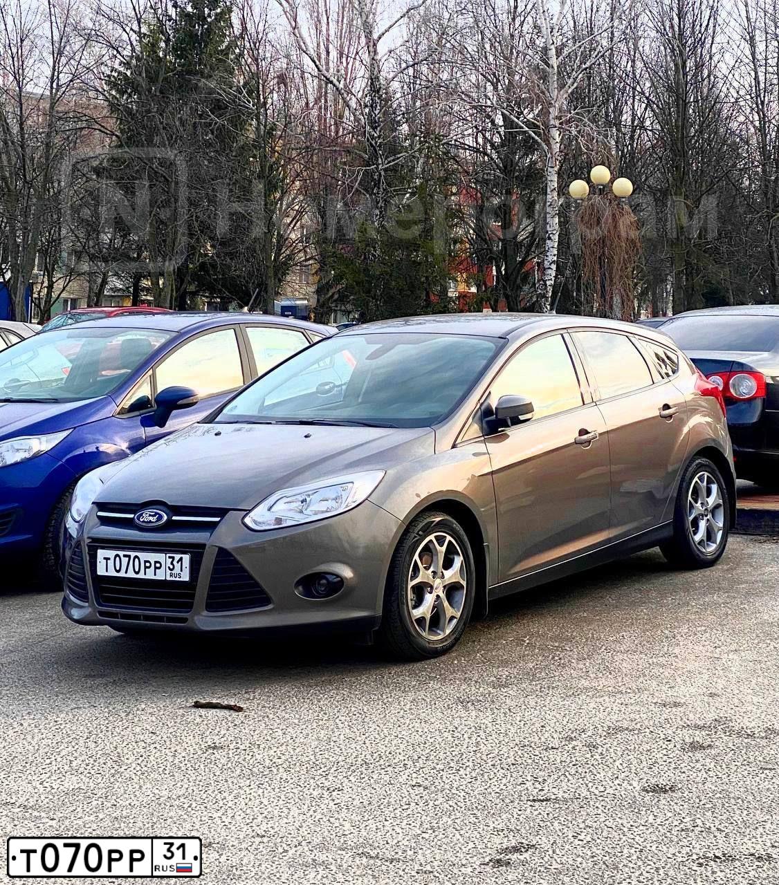 Фото автомобиля FORD FOCUS, 2012 — госномер Т070РР31. Цвет: СЕРО-КОРИЧНЕВЫЙ