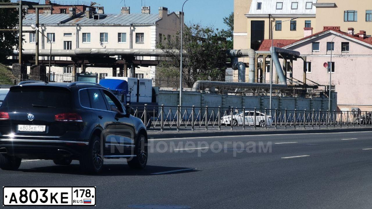 Фото автомобиля VOLKSWAGEN TOUAREG, 2007 — госномер В319УА799