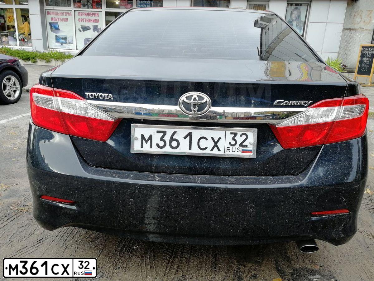 Фото автомобиля TOYOTA CAMRY, 2013 — госномер А800ЕР32. Цвет: Темно-серый металлик