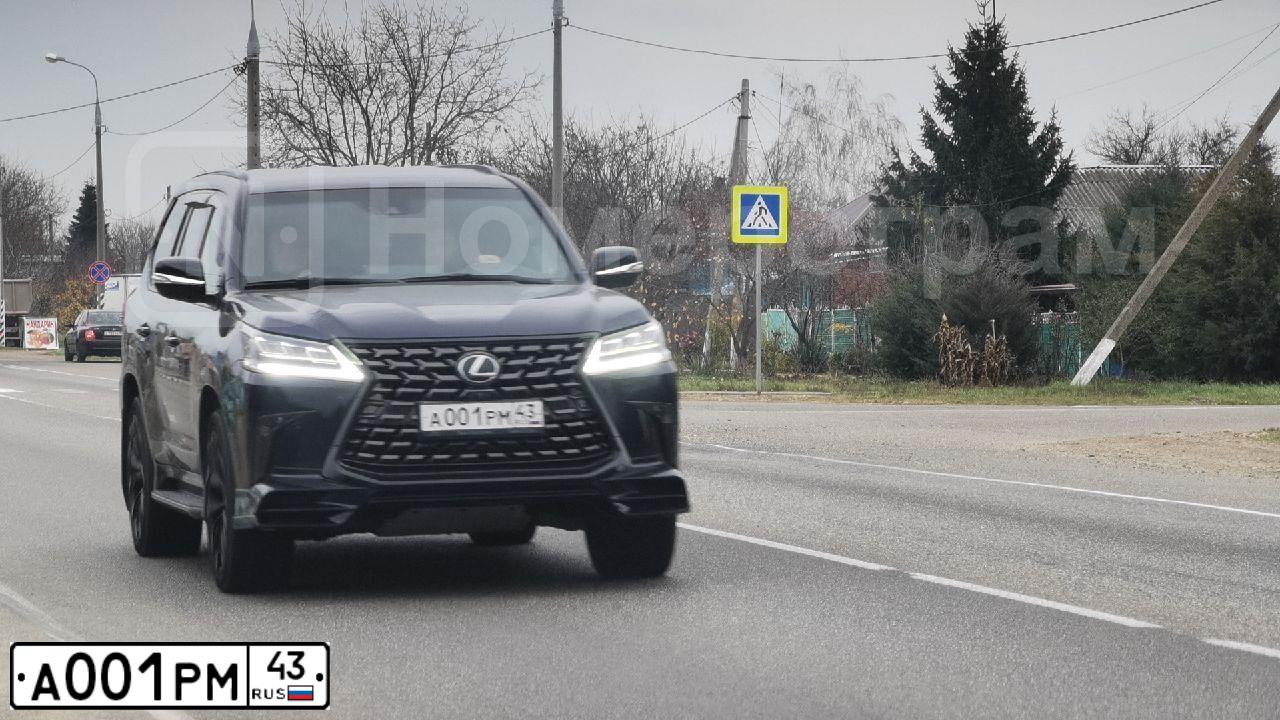 Фото автомобиля LEXUS LX, 2019 — госномер А001РМ43. Цвет: Темно-синий