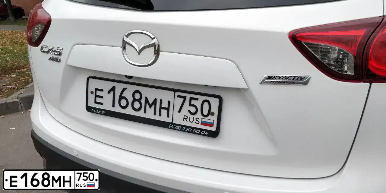 Фото автомобиля MAZDA CX-5, 2014 — госномер Е168МН750. Цвет: БЕЛЫЙ ПЕРЛАМУТР