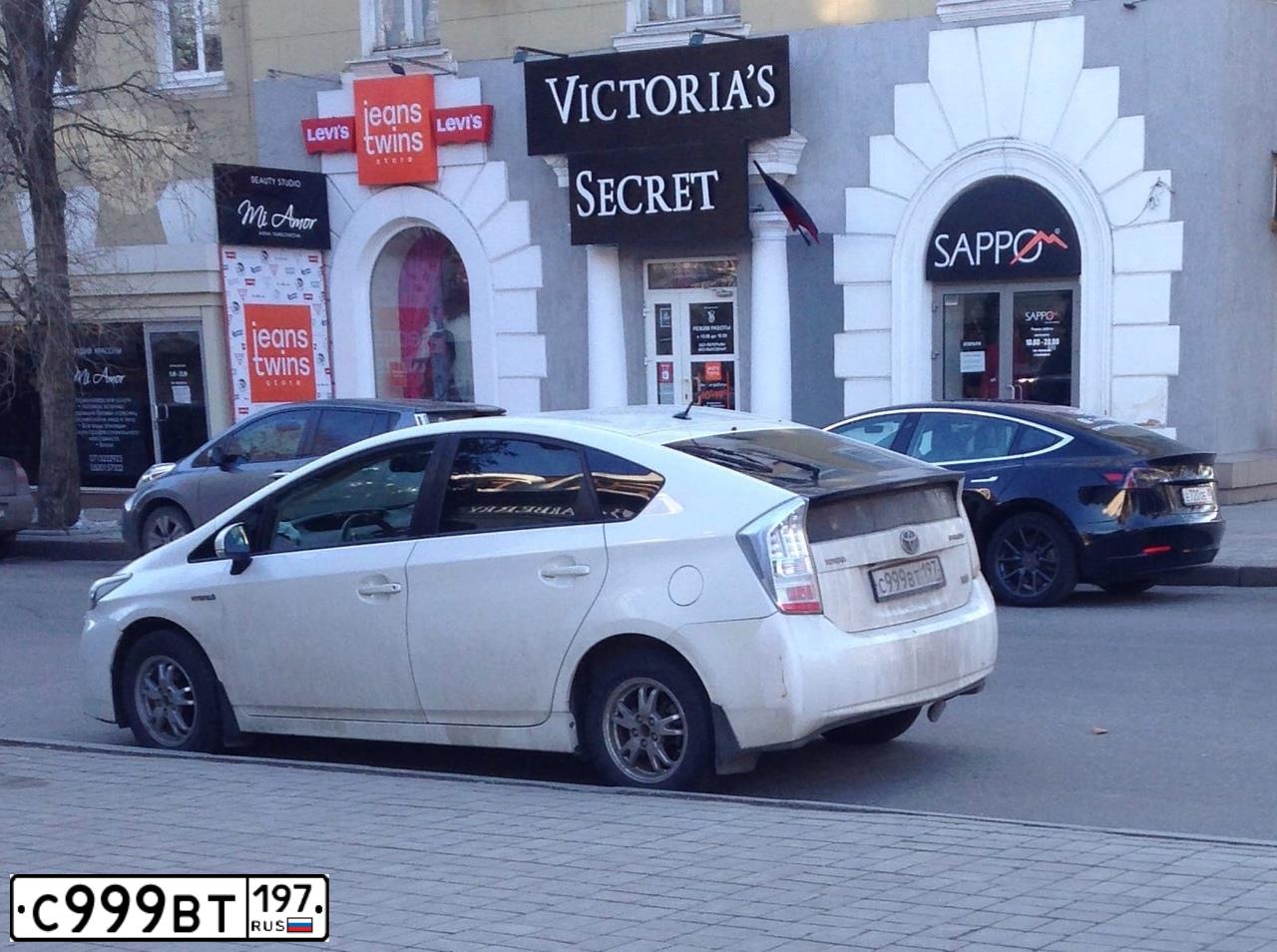 Фото автомобиля TOYOTA PRIUS, 2010 — госномер С999ВТ197. Цвет: Белый