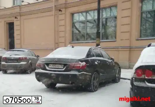 Фото автомобиля MERCEDES E-KLASSE, 2010 — госномер Р040ЕТ98. Цвет: ЧЕРНЫЙ