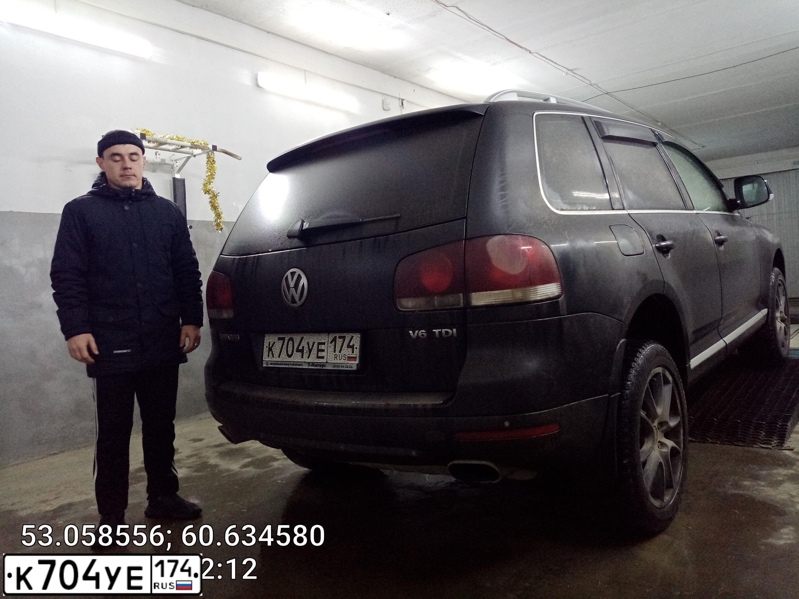 Фото автомобиля VOLKSWAGEN TOUAREG, 2007 — госномер К704УЕ174. Цвет: ЧЕРНЫЙ