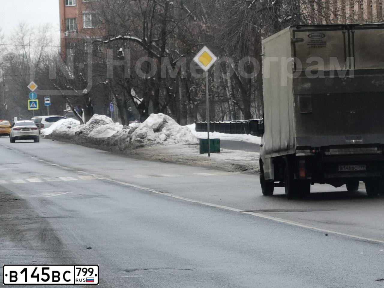 Фото автомобиля VOLVO XC60, 2020 — госномер К585РТ799. Цвет: СЕРО-ЗЕЛЕНЫЙ