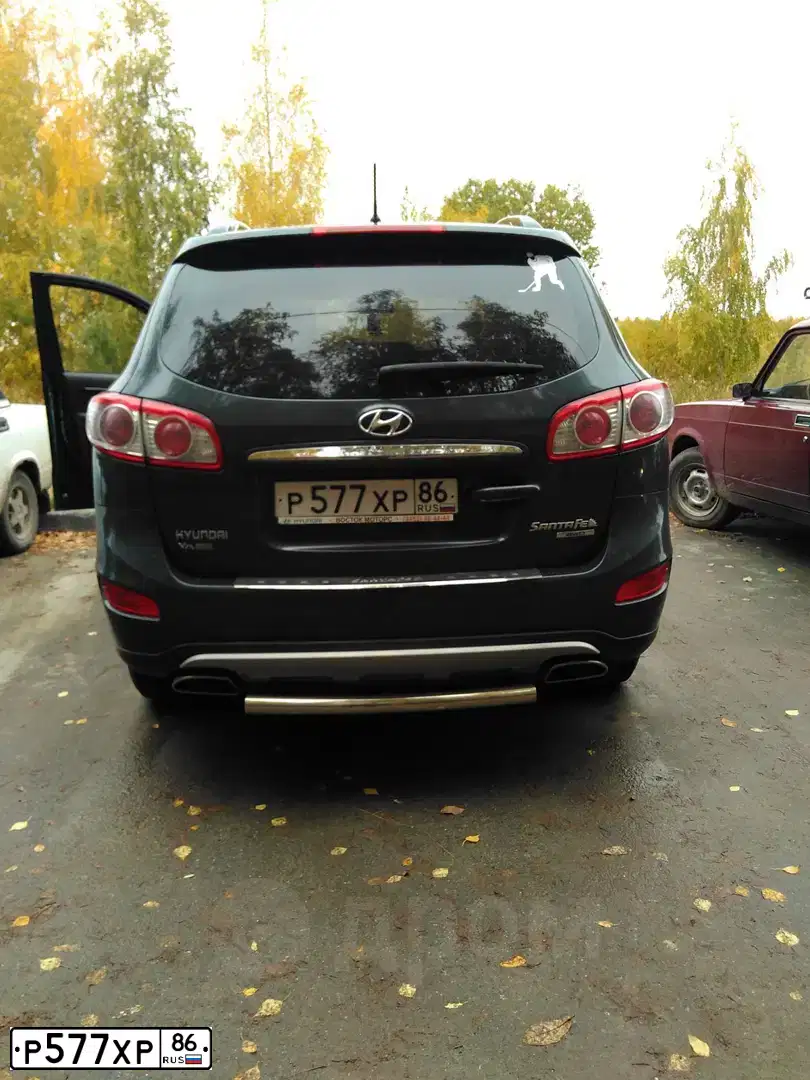 Фото автомобиля HYUNDAI SANTA FE, 2011 — госномер В001УС186. Цвет: ТЕМНО-СЕРЫЙ