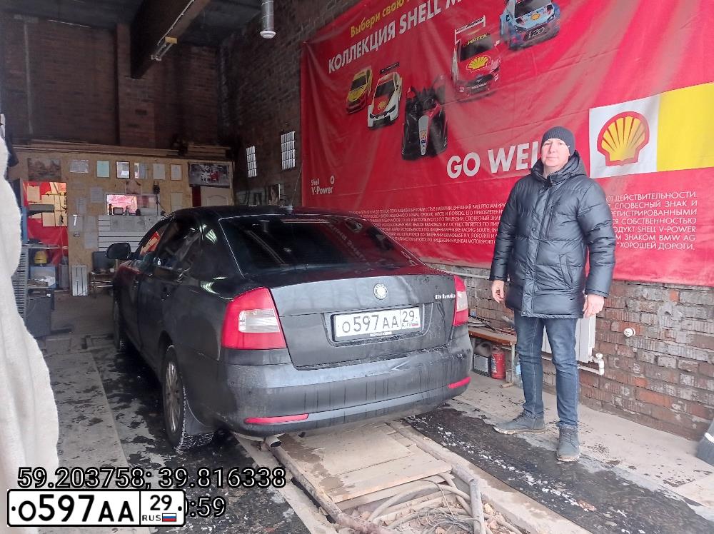 Фото автомобиля SKODA OCTAVIA, 2010 — госномер О597АА29. Цвет: ЧЕРНЫЙ