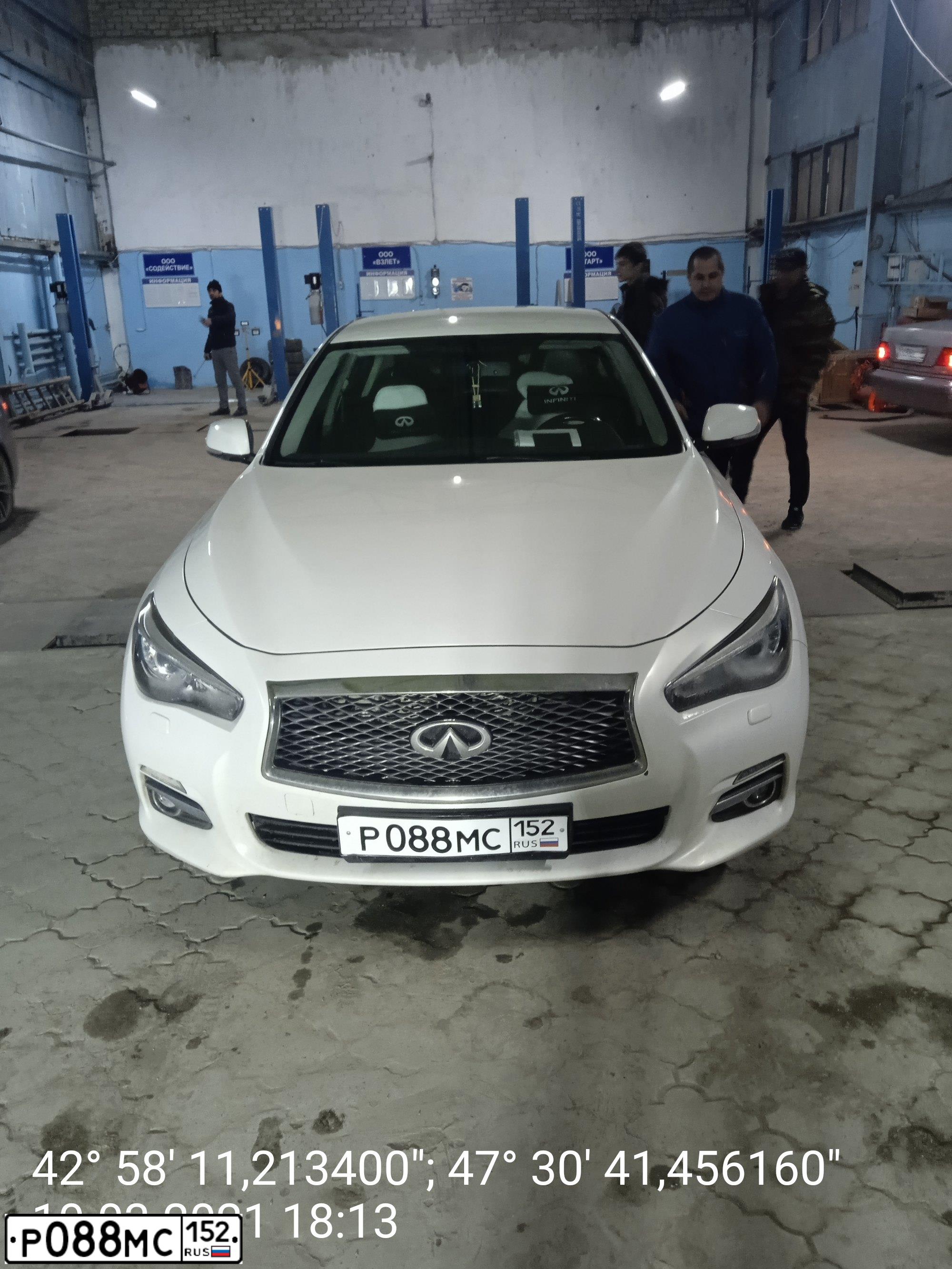 Фото автомобиля INFINITI Q50, 2014 — госномер Р319МВ05. Цвет: Белый