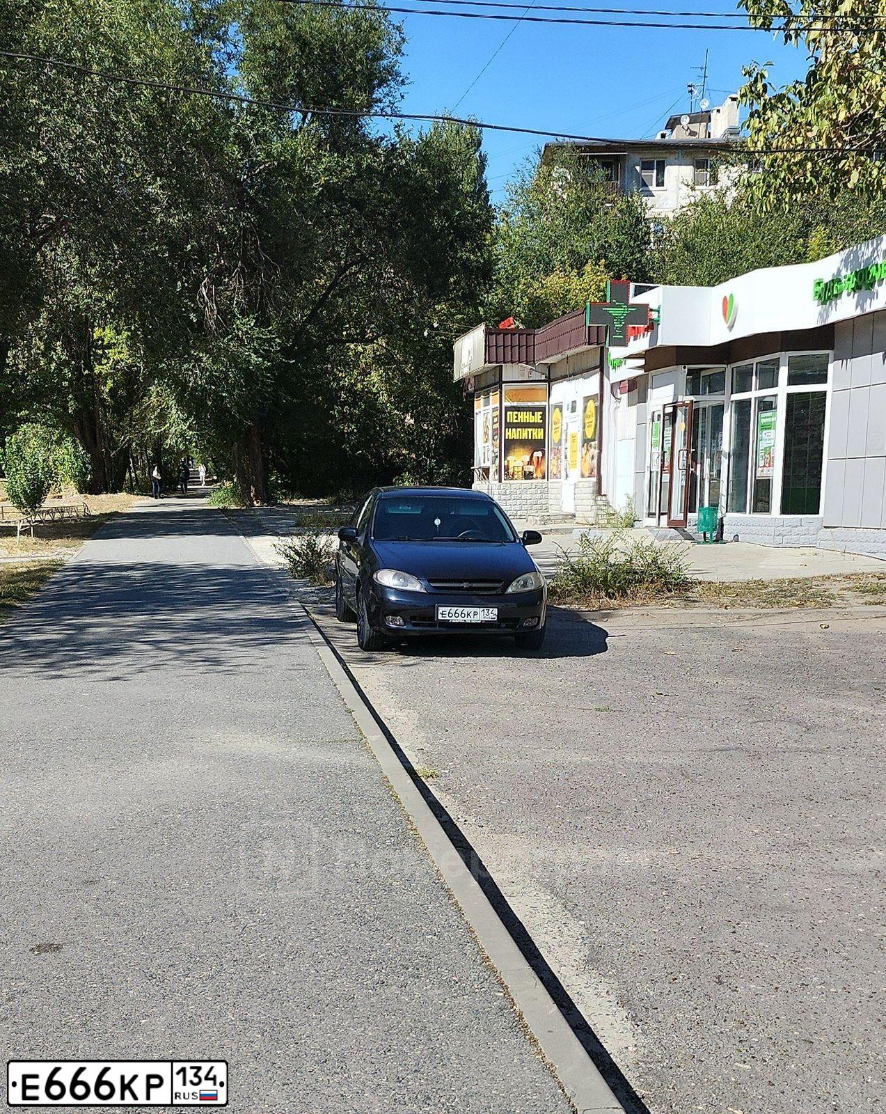 Фото автомобиля CHEVROLET LACETTI, 2008 — госномер Е666КР134. Цвет: ЧЕРНЫЙ