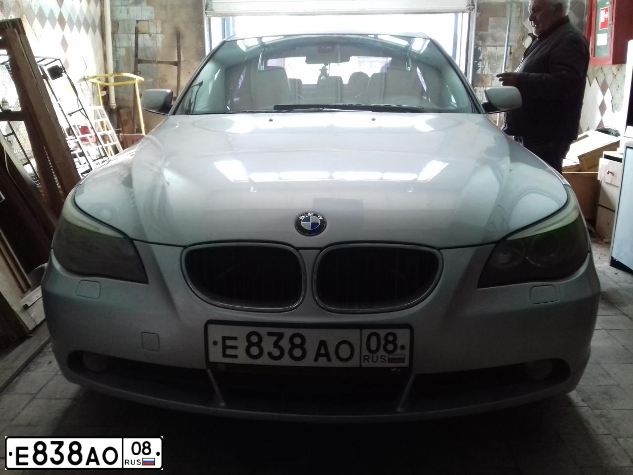 Фото автомобиля BMW SERIE 5, 2004 — госномер Е434НМ761. Цвет: Серебристый