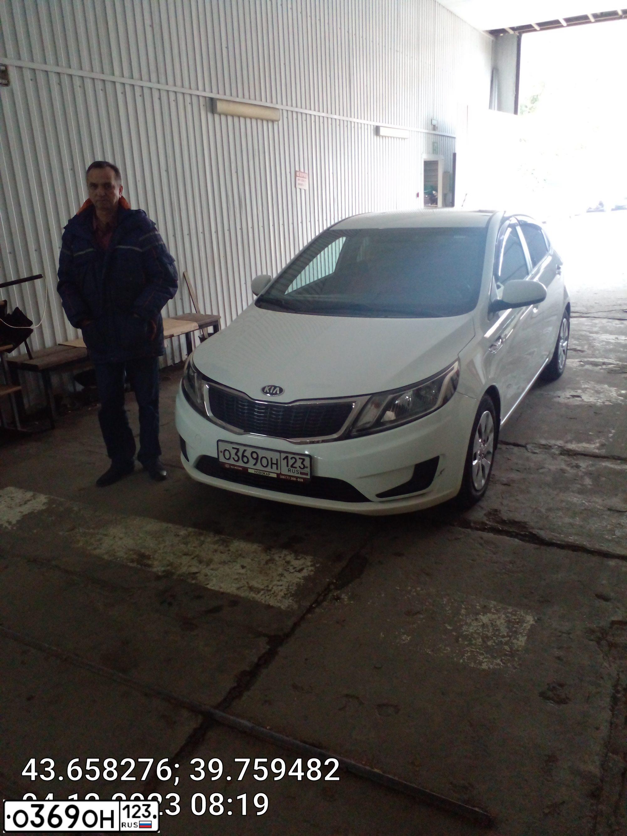 Фото автомобиля KIA RIO, 2014 — госномер О369ОН123. Цвет: БЕЛЫЙ