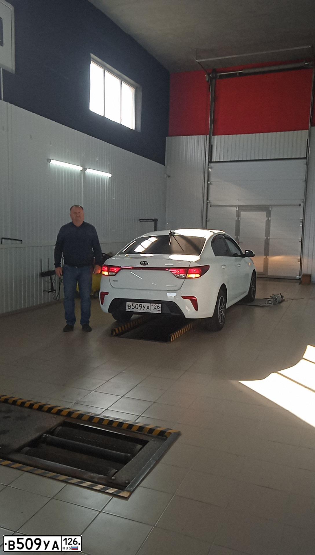 Фото автомобиля KIA RIO, 2017 — госномер В509УА126. Цвет: БЕЛЫЙ