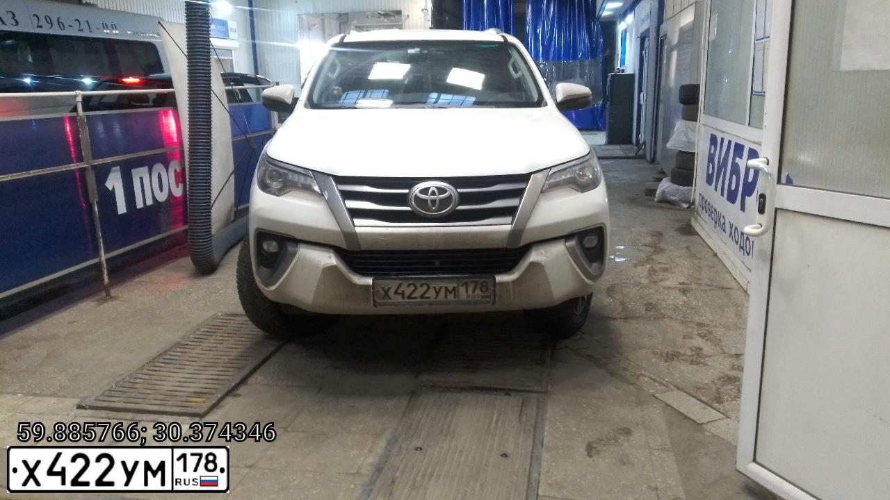 Фото автомобиля TOYOTA FORTUNER, 2017 — госномер Х422УМ178. Цвет: БЕЛЫЙ