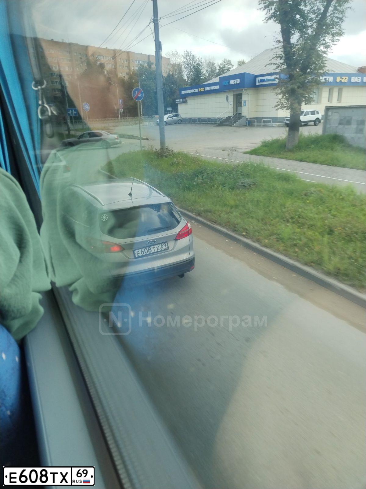 Фото автомобиля FORD FOCUS, 2013 — госномер Е608ТХ69. Цвет: СЕРО-ГОЛУБОЙ