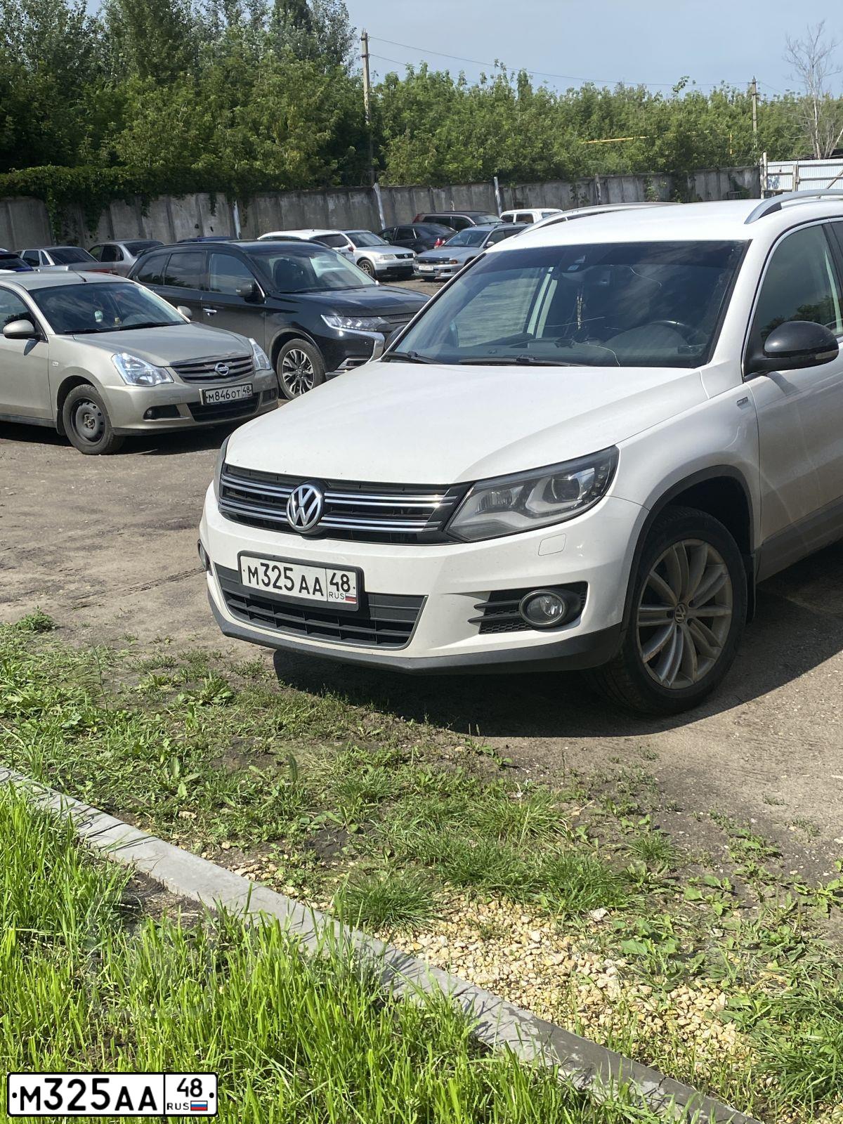 Фото автомобиля VOLKSWAGEN TIGUAN, 2013 — госномер М001МР48. Цвет: Белый