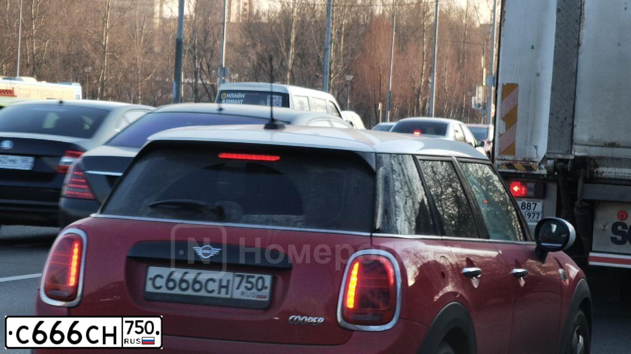 Фото автомобиля MINI MINI COOPER БЕЗ МОДЕЛИ, 2018 — госномер С666СН750. Цвет: ЯРКО-КРАСНЫЙ