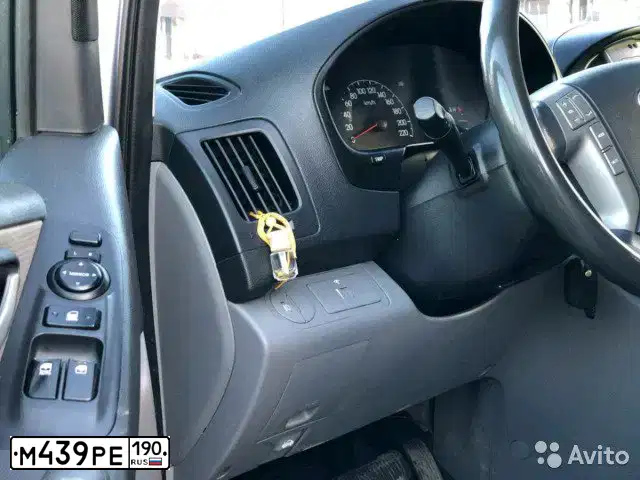 Фото автомобиля HYUNDAI GRAND STAREX, 2010 — госномер У250СТ799. Цвет: СЕРЫЙ