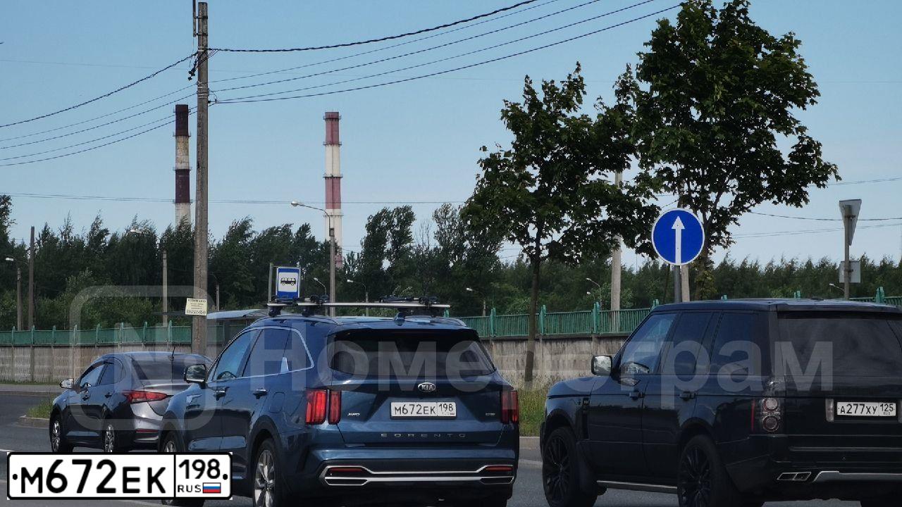 Фото автомобиля KIA SORENTO, 2020 — госномер М672ЕК198. Цвет: синий