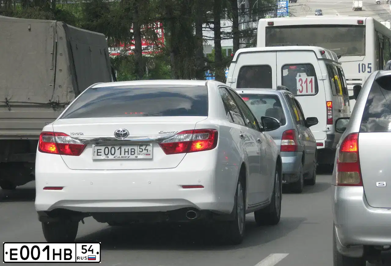 Фото автомобиля TOYOTA CAMRY, 2013 — госномер О252ОА154. Цвет: Белый