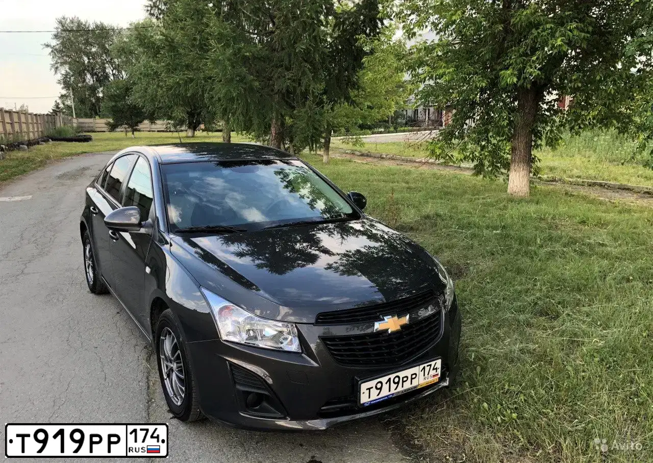 Фото автомобиля CHEVROLET CRUZE, 2013 — госномер Е695ВХ774. Цвет: СЕРЫЙ МЕТАЛЛИК
