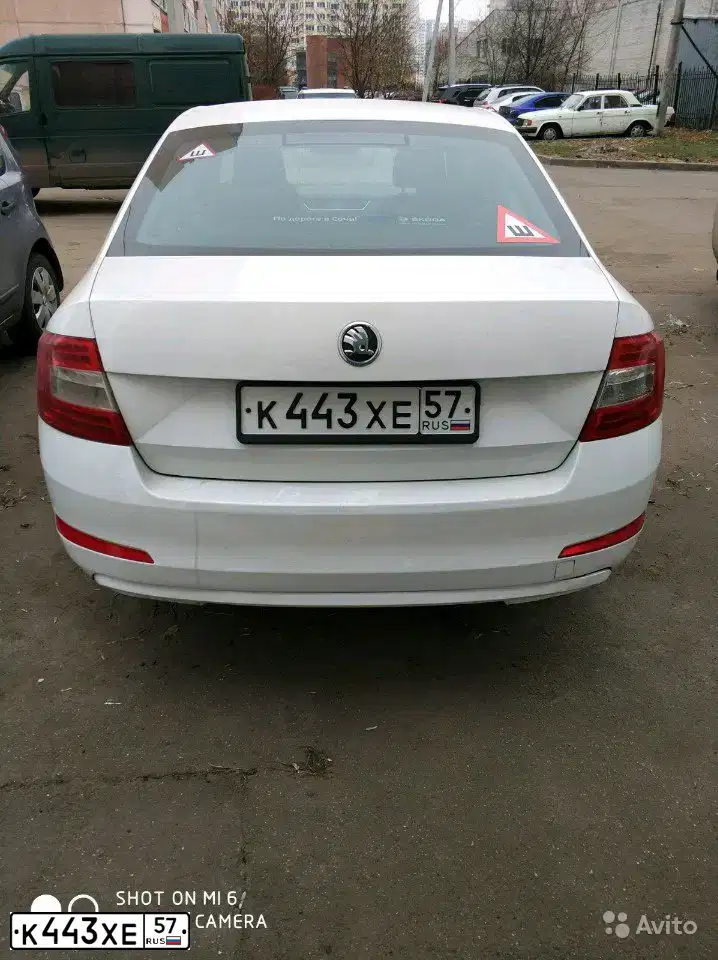 Фото автомобиля SKODA OCTAVIA, 2013 — госномер О723ХУ790. Цвет: БЕЛЫЙ-ЖЕЛТЫЙ-СЕРЫЙ