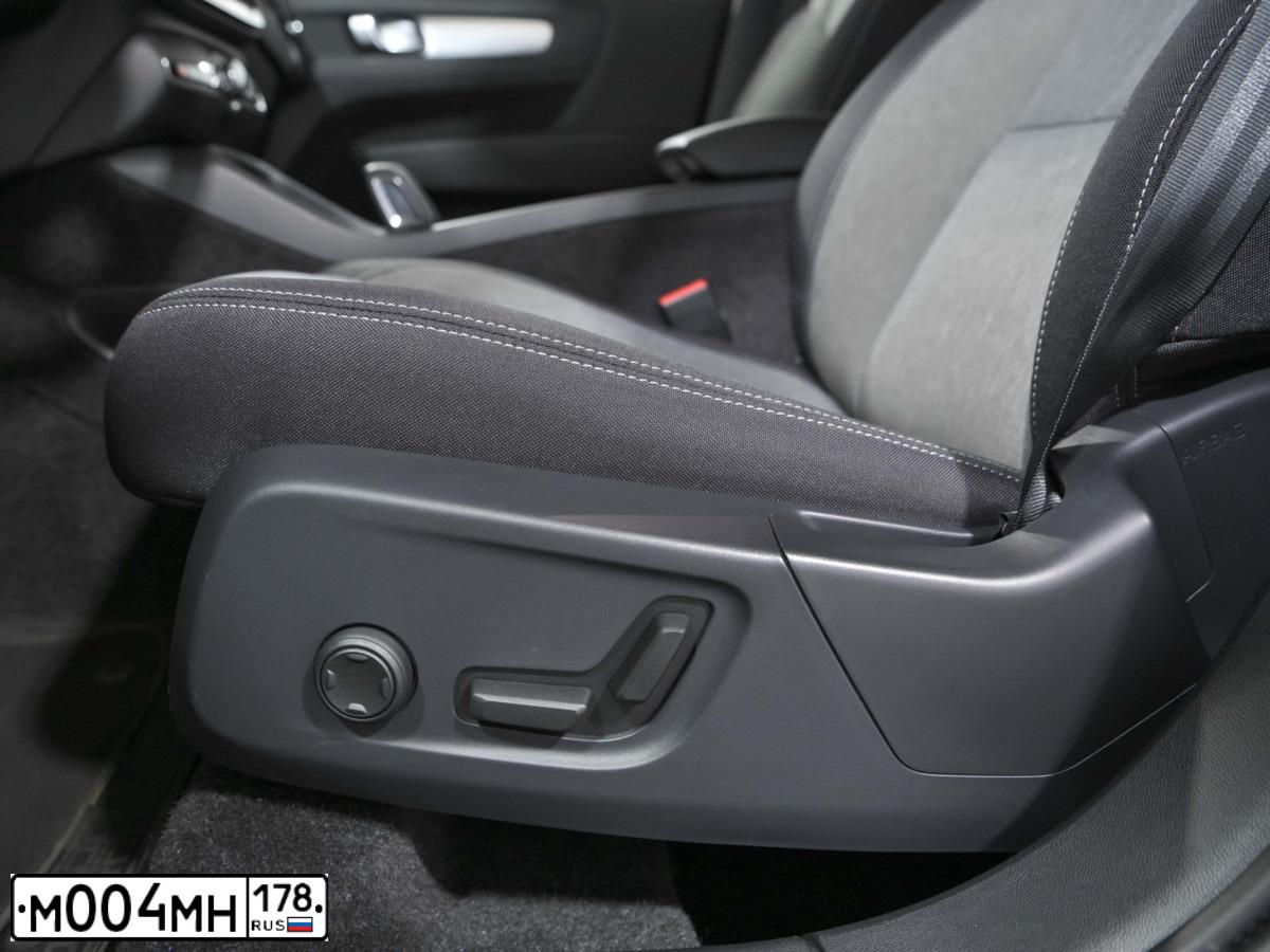Фото автомобиля AUDI A3, 2012 — госномер В624ТЕ198. Цвет: Красный