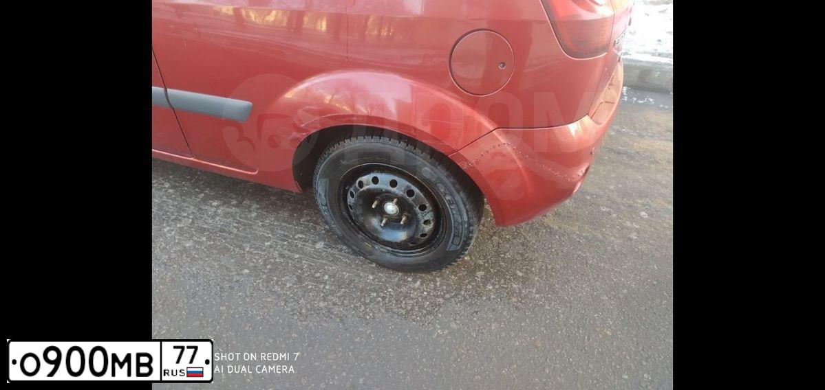 Фото автомобиля FORD FIESTA / ASPIRE, 2008 — госномер Х703МВ199. Цвет: Красный