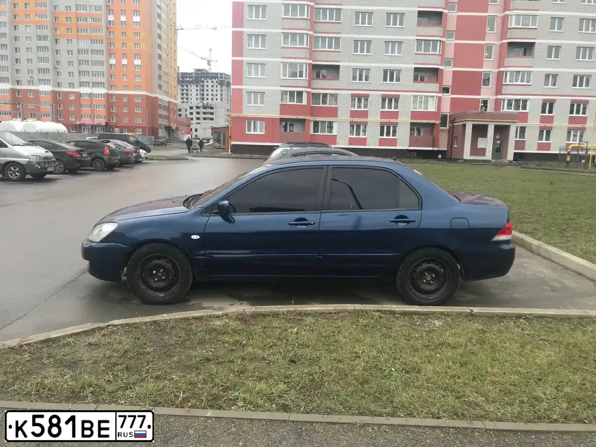 Фото автомобиля MITSUBISHI LANCER, 2007 — госномер К581ВЕ777. Цвет: ЧЕРНЫЙ