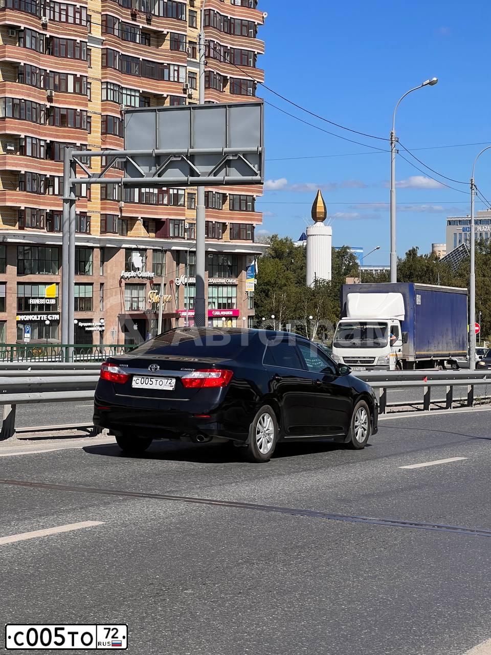 Фото автомобиля TOYOTA CAMRY, 2012 — госномер С005ТО72. Цвет: ЧЕРНЫЙ МЕТАЛЛИК