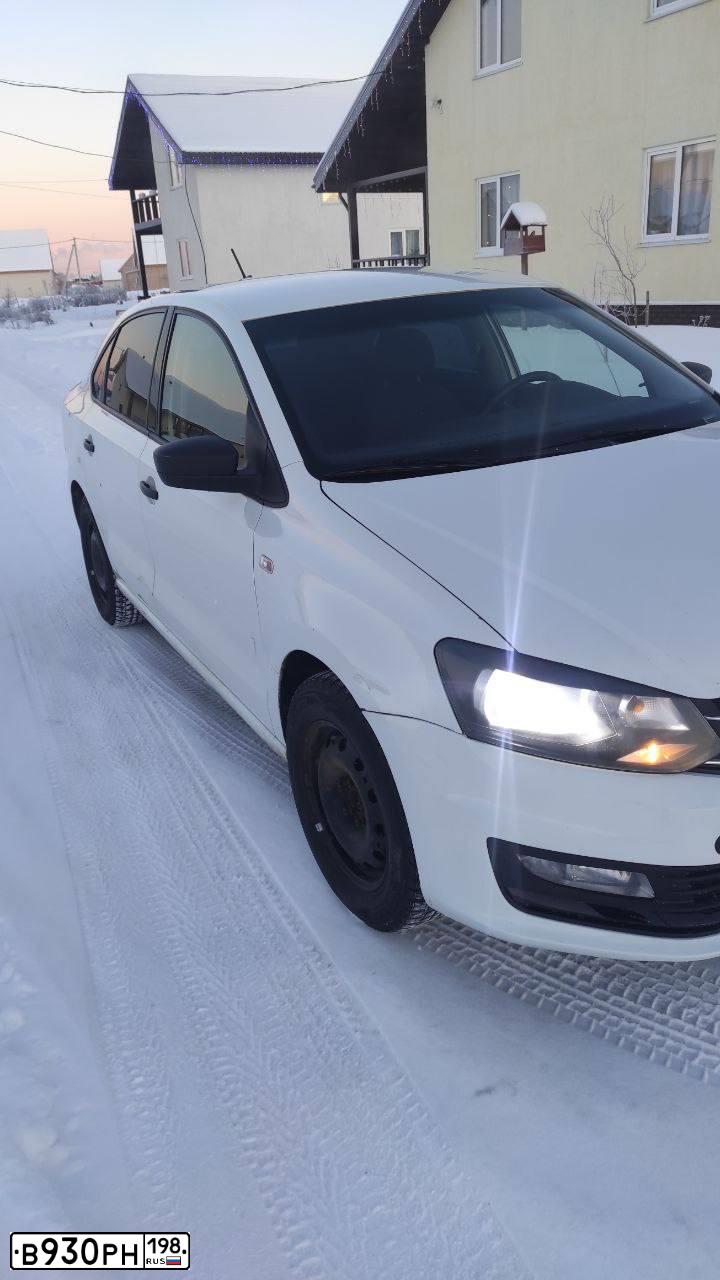 Фото автомобиля VOLKSWAGEN POLO, 2019 — госномер В930РН198. Цвет: БЕЛЫЙ