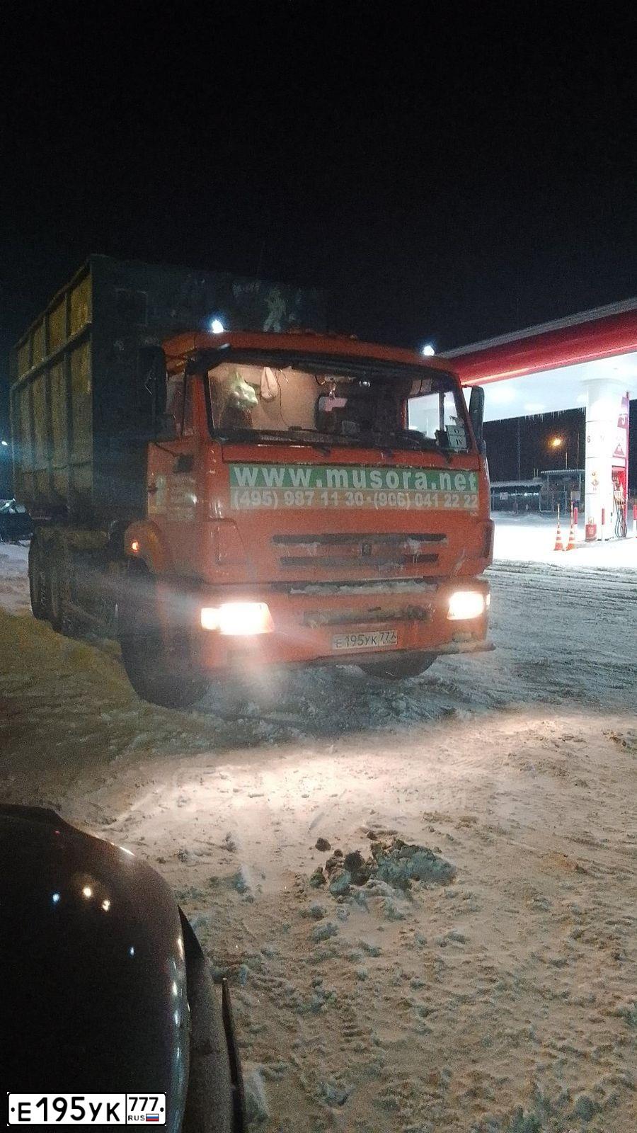 Фото автомобиля KAMAZ 65115 /6X4/, 2016 — госномер Е195УК777. Цвет: ОРАНЖЕВЫЙ