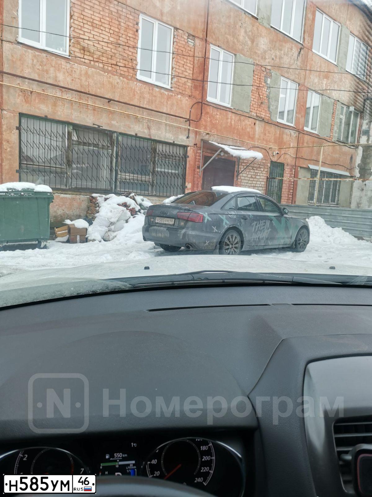 Фото автомобиля AUDI A6, 2013 — госномер Н585УМ46. Цвет: СЕРО-КОРИЧНЕВЫЙ