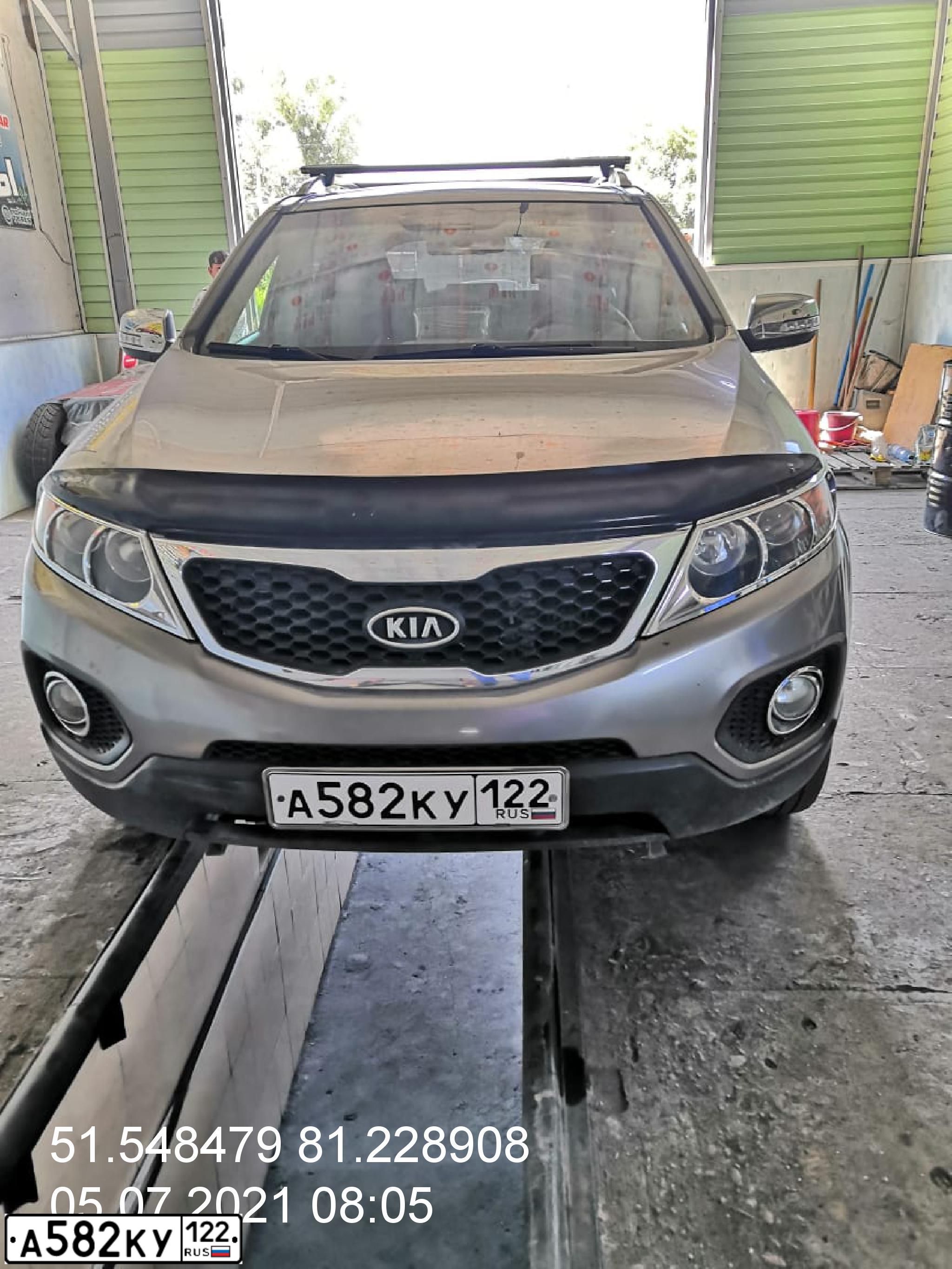 Фото автомобиля KIA SORENTO, 2010 — госномер Х646ЕТ124. Цвет: СЕРЫЙ