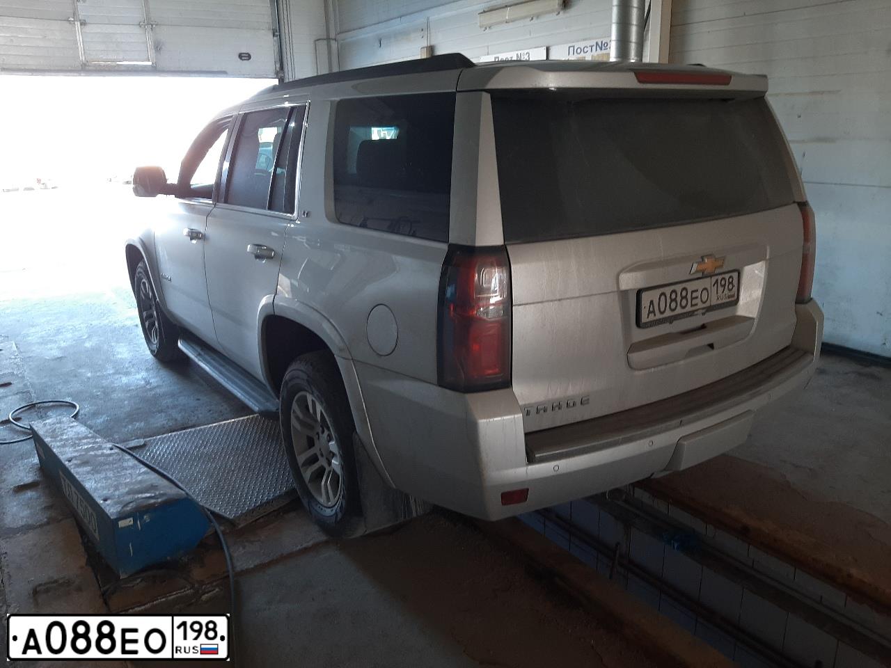 Фото автомобиля CHEVROLET TAHOE, 2017 — госномер А088ЕО198. Цвет: СЕРЕБРИСТЫЙ